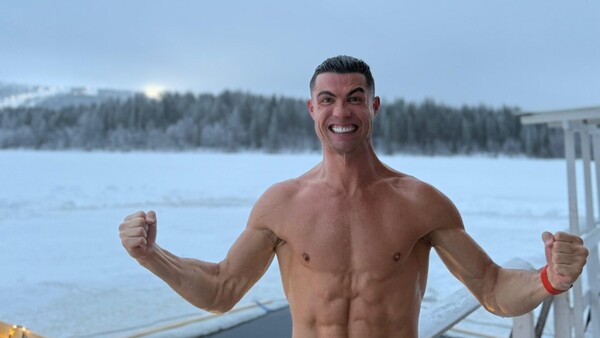 Cristiano pasa la Navidad en familia, conoce a Papá Noel y se baña a bajo cero