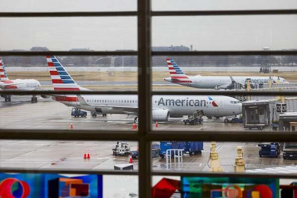Hallan un cuerpo sin vida atrapado en la llanta de un avión que aterrizó en Hawái - Mundo - ABC Color