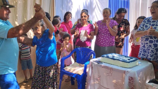 En Concepción, bailando celebraron una vida centenaria