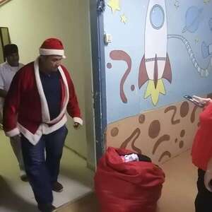 Papá Noel entregó 500 juguetes a niños hospitalizados en Clínicas e IPS - Nacionales - ABC Color