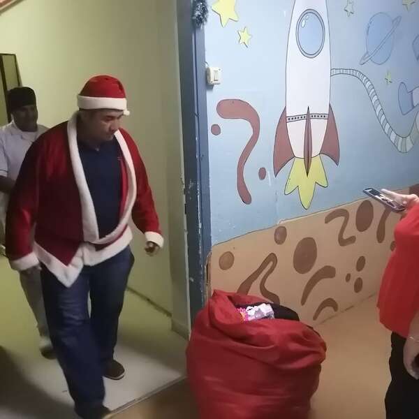Papá Noel entregó 500 juguetes a niños hospitalizados en Clínicas e IPS - Nacionales - ABC Color