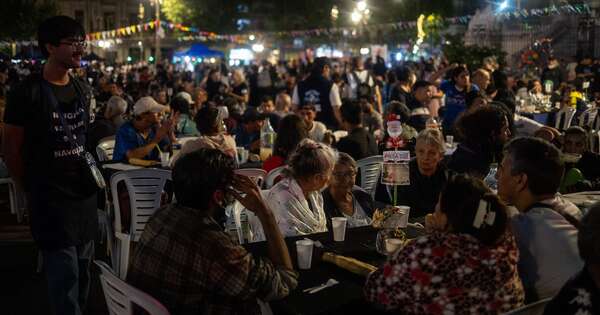 La Nación / Cena navideña solidaria se desbordó con tres mil personas en Buenos Aires