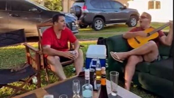 Daniel y Enrique vuelven a cantar juntos, pero en una peña