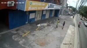 (VIDEO). ¡Che Dios! Una mujer derrama combustible a su pareja y le prende fuego