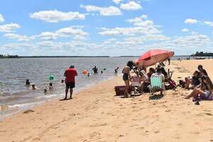 Navidad: el fresco no evita la presencia de turistas en playas de Ayolas - Nacionales - ABC Color