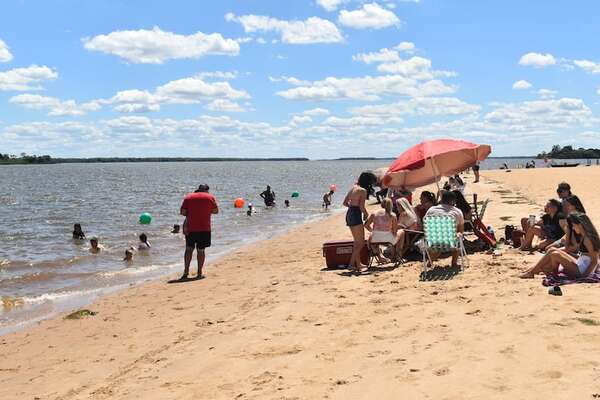 Navidad: el fresco no evita la presencia de turistas en playas de Ayolas - Nacionales - ABC Color