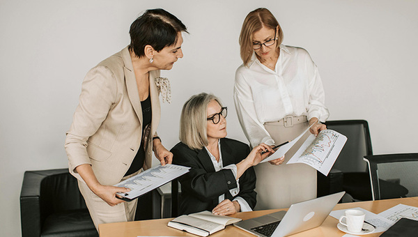 Mujeres avanzan en el mundo de los negocios (pero hay margen para crecer)