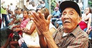 La Nación / Ejecutivo firma reglamentación de pensión para adultos mayores