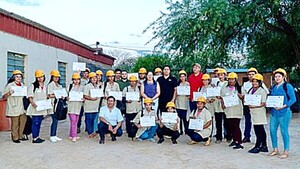 Mujeres se capacitan en albañilería para construir sus casas