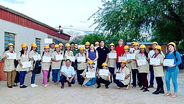 Mujeres se capacitan en albañilería para construir sus casas