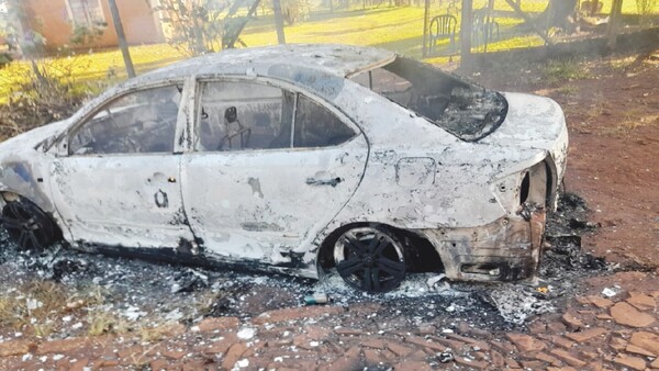 Mató a su vecino y un grupo quemó el auto del asesino
