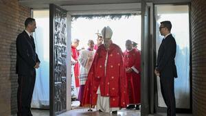 El Papa abrió la Puerta Santa en una cárcel de Roma y pidió que no se pierda la esperanza