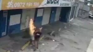 Impactante video de una mujer prendiéndole fuego a su pareja en Asunción
