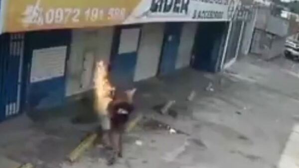 Impactante video de una mujer prendiéndole fuego a su pareja en Asunción