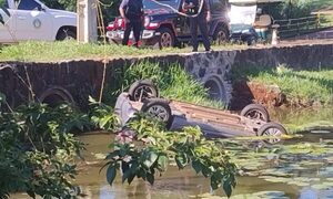 Vehículo cae a una laguna en el Paraná Country Club