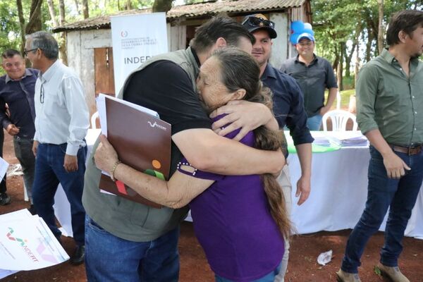 El regalo de Navidad llegó en forma de título de propiedad a Vy'a Renda