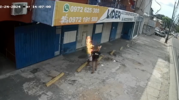Una mujer bañó en combustible a su pareja y le prendió fuego