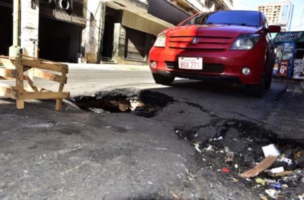 Asunción entre basura y baches: la brecha entre redes sociales y realidad