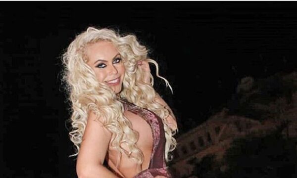 Perla Alegre cobró platal para que pasen con ella navidad y lo donará a los que pasan solos Año Nuevo