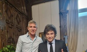 (VIDEO)Martín Palermo visitó a Javier Milei en la Casa Rosada y le regaló camiseta de Olimpia