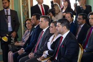 Video: Peña felicita a Lizarella Valiente durante promulgación de ley que aumenta pena a abusadores  - Política - ABC Color
