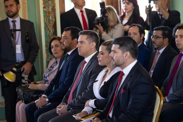 Video: Peña felicita a Lizarella Valiente durante promulgación de ley que aumenta pena a abusadores - Política - ABC Color