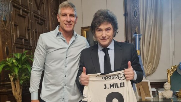 Martín Palermo visitó a Javier Milei en la Casa Rosada y le regaló una camiseta de Olimpia