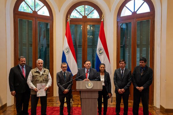 Gobierno concreta histórica firma del primer título de propiedad de la Colonia Andrés Barbero - .::Agencia IP::.