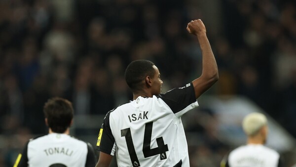 Isak y Newcastle castigan a Emery