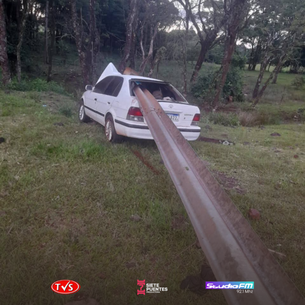 CONDUCTOR PIERDE EL CONTROL Y EMBISTE BARANDA DE PROTECCIÓN EN ITAPÚA POTY - TVS
