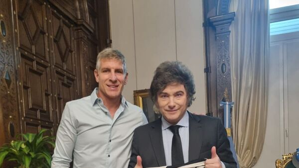Palermo visita a Javier Milei y le regala una camiseta de Olimpia