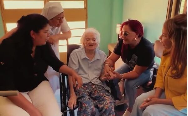 Comisión de Mujeres de la ANR llevó alegría a un hogar de ancianas