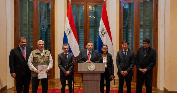 La Nación / Gobierno concreta histórica firma del primer título de propiedad de la Colonia Barbero