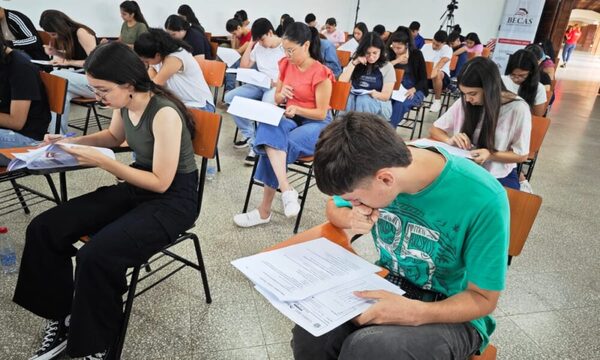 Egresados de las promociones 2021 al 2024 pueden postularse a las Becas del Gobierno