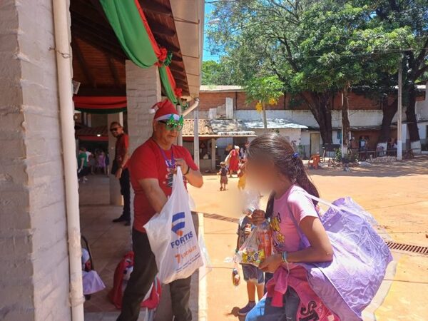 “Papá Noel” llevó regalos a la Penitenciaria Regional de Ciudad del Este