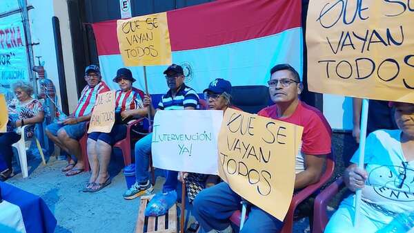 Jubilados claman no pasar fiesta de Año Nuevo sin cobrar haberes adeudados - Nacionales - ABC Color