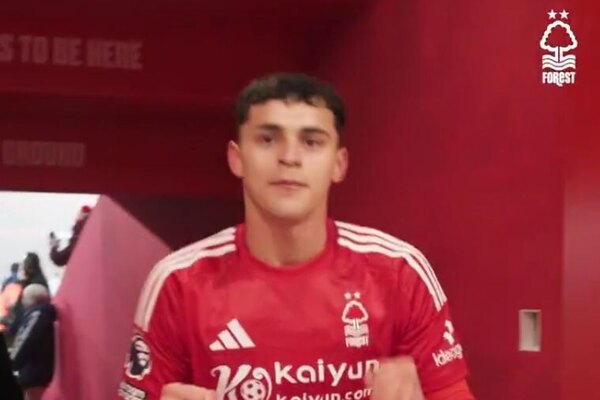 Versus / El festejo de Ramón Sosa en la victoria que pone al Forest en el top 3 de la Premier