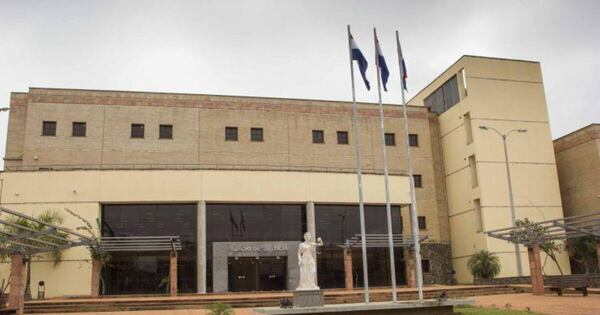 La Nación / Ratifican prisión de abogada imputada por estafa a colonos de Río Verde, San Pedro