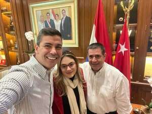Mimada de Cartes es premiada con una lujosa camioneta de la Senabico - Política - ABC Color