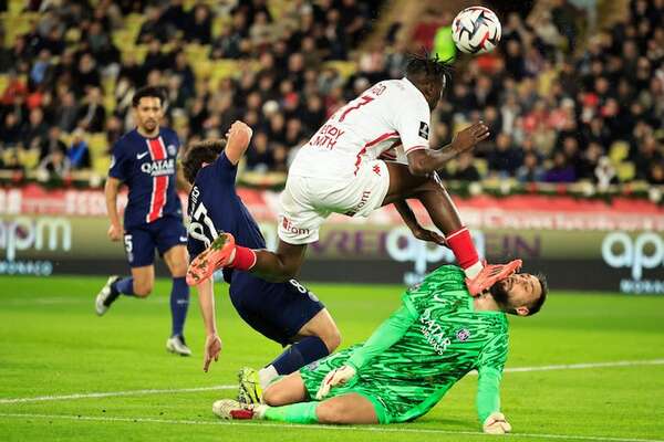 Insultos racistas para Signo tras brutal patada a Donnarumma - Fútbol Internacional - ABC Color