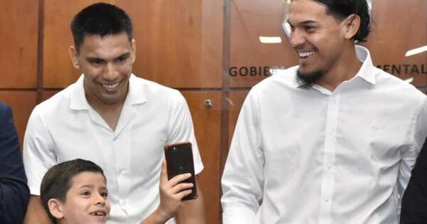 La Nación / Gustavo y Diego son distinguidos