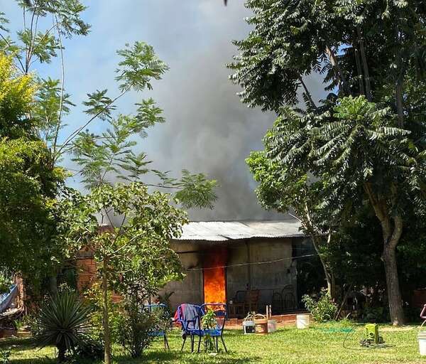 Video: incendio consume casi por completo vivienda en J. Augusto Saldívar - Policiales - ABC Color