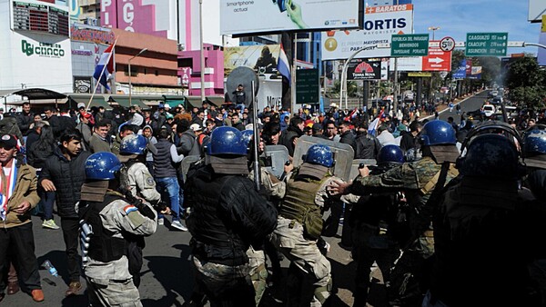 Fracaso de políticas públicas causa tolerancia a autoritarismo, afirman