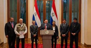 Histórico: Gobierno procedió a la firma del primer título de propiedad de la Colonia Andrés Barbero
