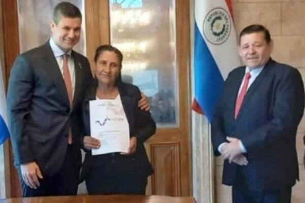 Histórico: Gobierno procedió a la firma del primer título de propiedad de la Colonia Andrés Barbero