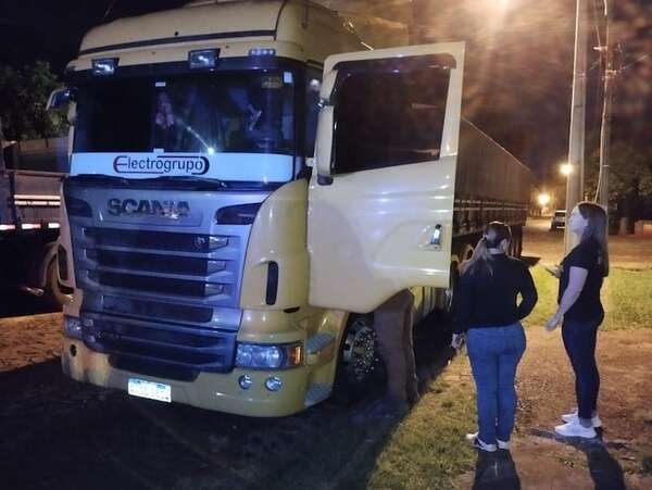 Detienen a chofer de tractocamión con 16 panes de cocaína - Policiales - ABC Color