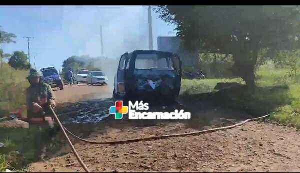 Furgoneta se incendió en Barrio Chaipé de Encarnación