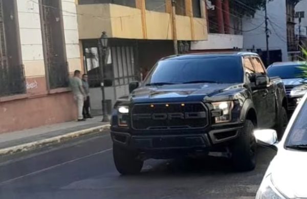 Senabico entregó lujosa camioneta a ministra de la Juventud en agosto pasado
