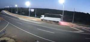 Video: otro camión de gran porte perdió frenos y paró en rampa de frenado de Pedrozo, el segundo en dos días - Nacionales - ABC Color