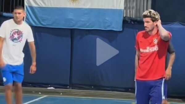 Juan Cáceres junto a tres campeones del mundo